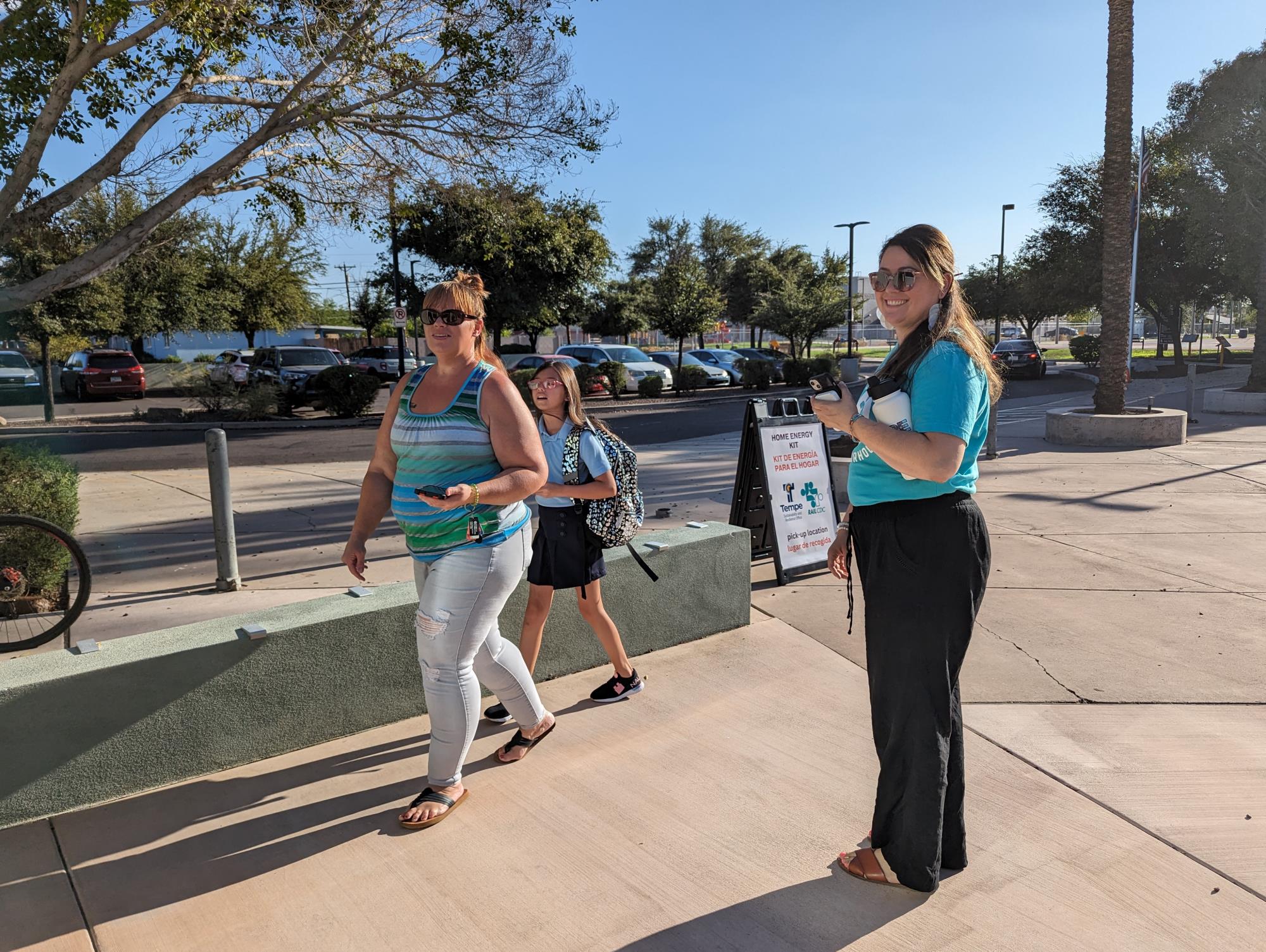 Residents arriving to the energy kit pick up site